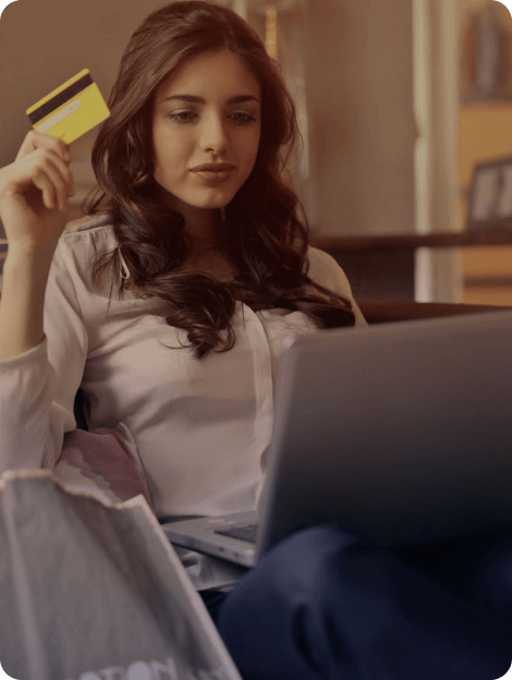 Mulher segurando cartão de crédito